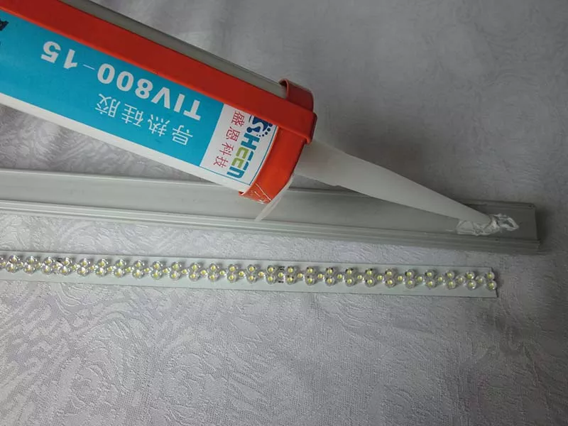 Thermal glue application for led light Thermal glue application for led light